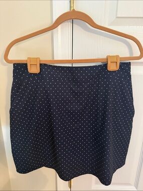 🐳 EUC Vineyard Vines Navy with White Polka Dot Performance Skort